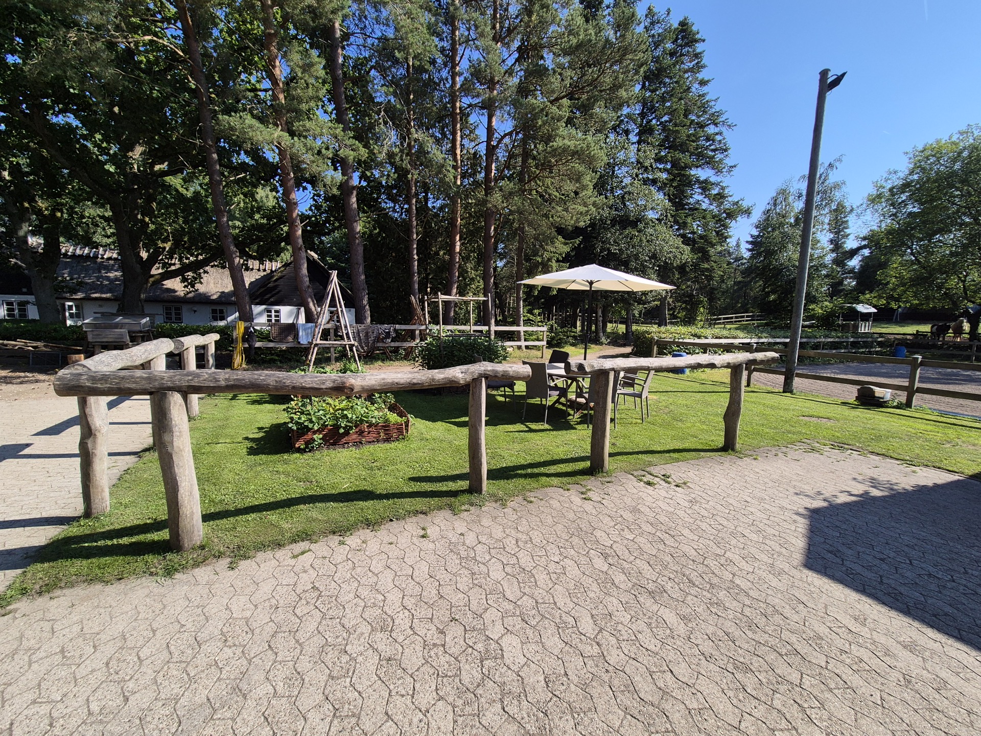 Have og terrasse på Dyrehavehus
